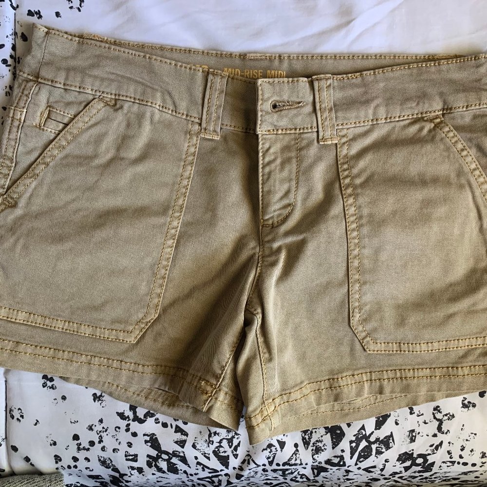 Mid-Rise Midi Khaki shorts